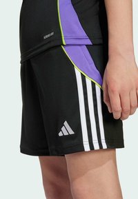 Pantaloni corti sportivi neri con accenti viola e verde lime, caratterizzati da strisce verticali bianche, realizzati in tessuto traspirante, con logo Adidas.