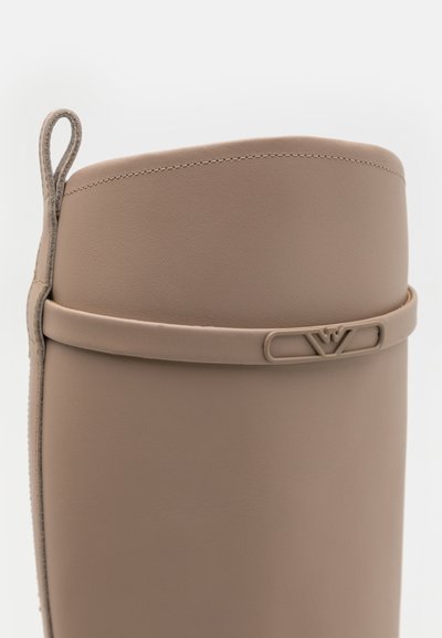 Emporio Armani Jahalni škornji - tan