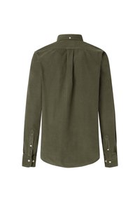 Camisa de pana verde oliva con mangas largas, puños con botón y detalle de yugo en la parte posterior. Textura suave, cuello clásico y un sutil patrón de canalé.