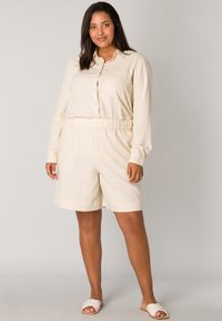 Lichtbeige, lange mouwen overhemd met knoopsluiting en een enkele zak, gecombineerd met bijpassende shorts met elastische tailleband. Glad stof en een casual pasvorm.