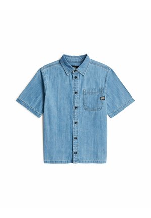 Hellblaues Jeanshemd mit kurzen Ärmeln, vorderen Knöpfen, Kragen und einer einzelnen Brusttasche mit kleinem schwarzem Etikett.