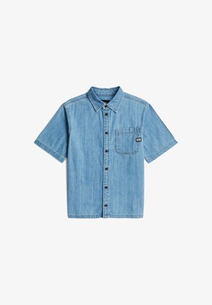 Hellblaues Jeanshemd mit kurzen Ärmeln, vorderen Knöpfen, Kragen und einer einzelnen Brusttasche mit kleinem schwarzem Etikett.