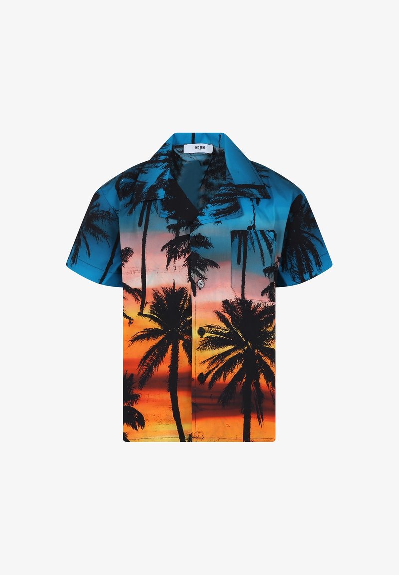 Chemise à manches courtes boutonnée avec des couleurs de coucher de soleil bleu, orange et rose et des silhouettes noires de palmiers partout.