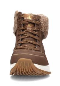 Botín marrón con cordones y cuello de piel sintética, parte superior texturizada de sintético, acentos dorados y suela de goma estriada. Cuenta con una lengüeta acolchada y detalles en los cordones.