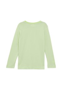 Langärmliges Shirt aus leichtem grünen Baumwollstoff. Mit Rundhalsausschnitt und Neon-Grün-Akzenten sowie einem kleinen Druck auf dem Ärmel. Glatte Textur.