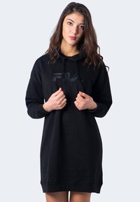 Abito felpa nero realizzato in tessuto morbido, con un logo centrale in uno stile leggermente in rilievo, maniche lunghe e cappuccio con coulisse.