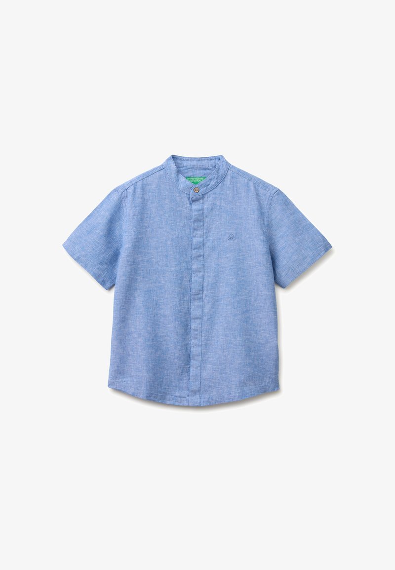 Chemise bleu clair à manches courtes avec boutons, col mandarin et logo brodé discret sur la poitrine gauche.