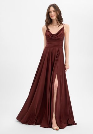 Bordeauxrode jurk met een colhals, spaghetti-bandjes en een hoge split aan de dij. Gemaakt van gladde stof, met een vloeiende A-lijn silhouet.