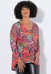 T-shirt à manches longues en V de couleur rose vif, orange, noir et jaune avec un imprimé animalier et des accents graphiques, de coupe décontractée. Tissu doux.