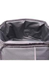 Grau isolierte Tasche mit offener Oberseite, die das glatte Innenfutter und die Mesh-Tasche auf der äußeren Vorderseite zeigt.