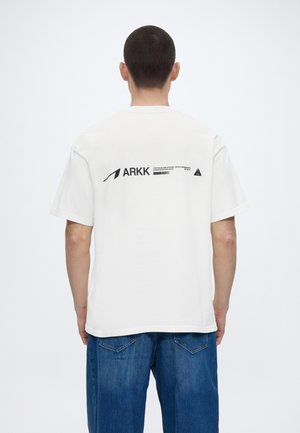 ARKK Copenhagen ARKK LOGO BOXY TEE - Μπλουζάκι με στάμπα - off white