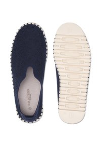 Marineblauwe instapschoen met bloemenvormige uitsnijdingen en witte, gestructureerde zool, boven- en onderaanzicht, maat 39.