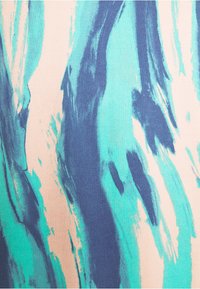 Abstraktní vzor textilu s vlnitými pruhy v odstínech tyrkysové, námořnické a béžové, vytvořený na texturovaném textilním pozadí.