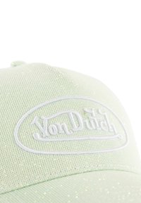 Hellgrüne Kappe aus strukturiertem Stoff mit schimmernden Akzenten, besticktem "Von Dutch"-Logo in Weiß und einem runden Schirm.
