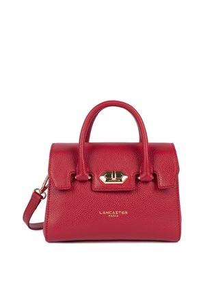 Sac à main Lancaster Paris en cuir rouge avec poignées supérieures, fermoir doré et bandoulière amovible sur fond blanc.