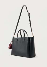 Μαύρη δερμάτινη τσάντα tote με υφή, διπλές επάνω χειρολαβές, ρυθμιζόμενος ιμάντας ώμου και μία μικρή βουργουνδίου τσάντα αξεσουάρ προσαρτημένη.