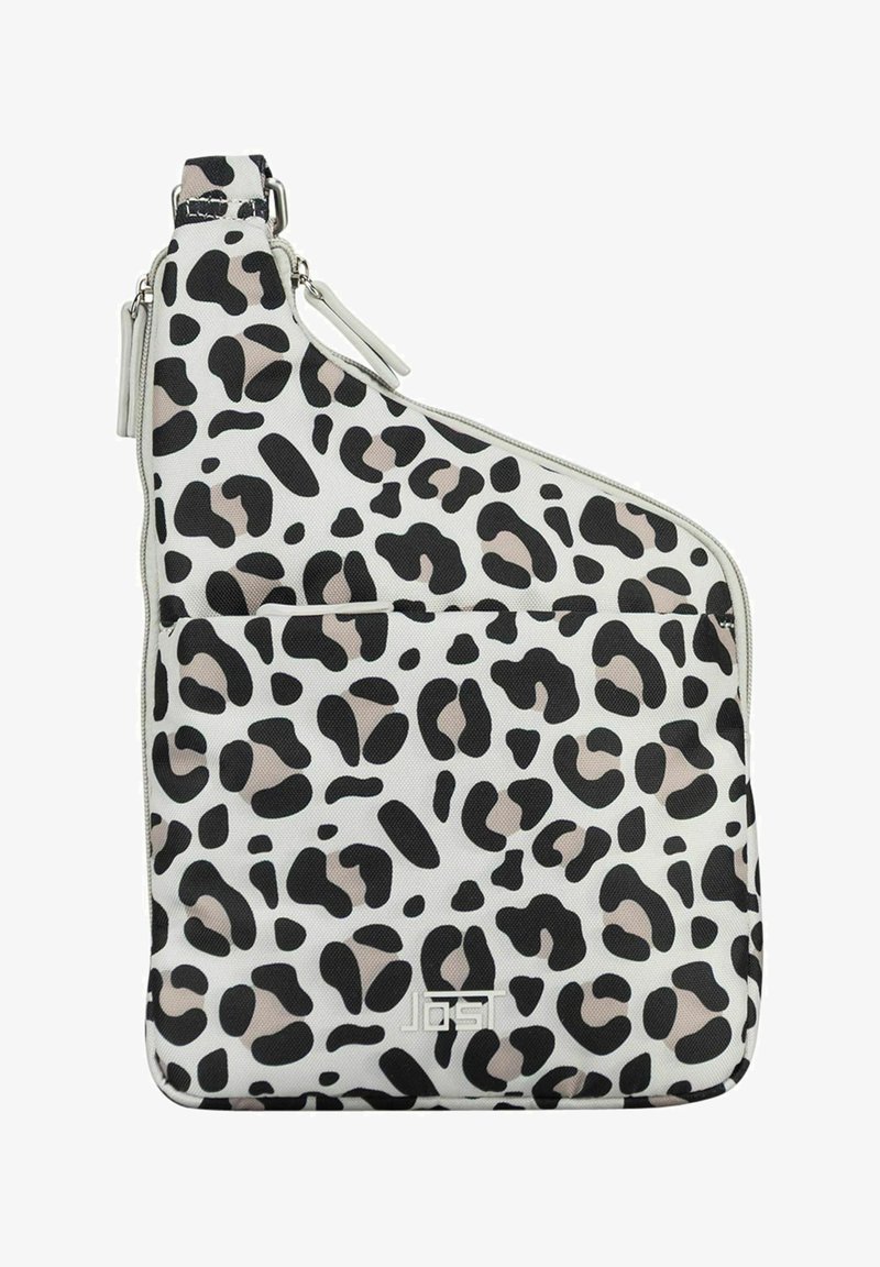 Sac bandoulière blanc avec motif léopard noir et beige, poche frontale et fermeture éclair argentée sur le dessus.