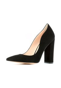 Escarpin à talon haut en daim noir avec bout pointu, texture lisse et talon épais. Semelle intérieure couleur nude, design minimaliste.