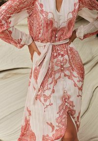 Love & Roses REGULAR FIT - PRINTED BELTED - Maksi garuma kleita - orange paisley