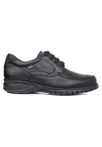 Zapatos de cuero negro con diseño de cordones, paneles texturizados, suela acolchada, puntera redondeada y leve tacón. Presentan una marca en el lateral.