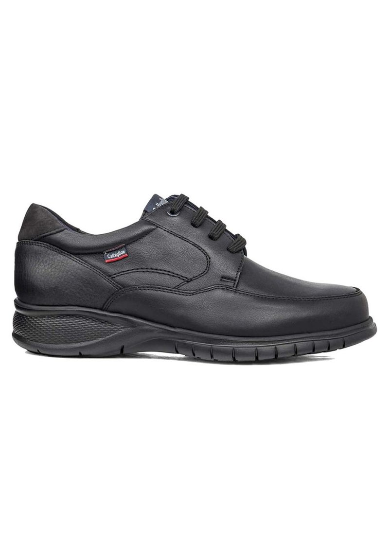 Zapatos de cuero negro con diseño de cordones, paneles texturizados, suela acolchada, puntera redondeada y leve tacón. Presentan una marca en el lateral.