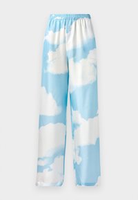 Pantaloni de culoare albastru cer, cu un model de nori, confecționați dintr-un material neted, cu un tiv elastic și picioare largi. Fără buzunare vizibile sau accesorii metalice.