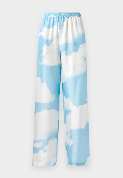 Himmelblaue Hose mit Wolkenmuster, aus glattem Stoff, mit elastischem Bund und weitem Bein. Keine sichtbaren Taschen oder Metallteile.