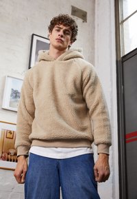 Urban Classics - SHERPA POCKET HOODY - Kapuutsiga pusa - darksand Väikepilt 1