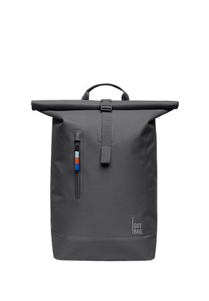 Ciemnoszary plecak z klapą na zwijanie, przednia pionowa kieszeń na zamek, wielokolorowa pętelka do ściągania oraz logo "GOT BAG" w prawym dolnym rogu.