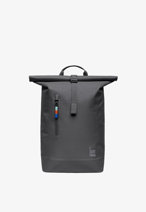 Tummanharmaa, yläosasta rullattava reppu, jossa on etuosassa pystysuuntainen vetoketjutasku, monivärinen vetoketjuvetimen nauha ja "GOT BAG" -logo oikeassa alakulmassa.