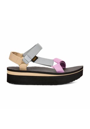 Sandali con zeppa con cinturini grigi, rosa e beige. Suola nera testurizzata con un motivo a righe e uno strato di accentuazione beige sul lato.