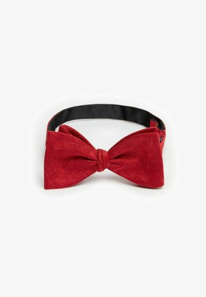 Rød butterfly lavet af tekstureret stof, med et paisley-mønster og en glat satinfinish, fastgjort til et sort justerbart bånd.