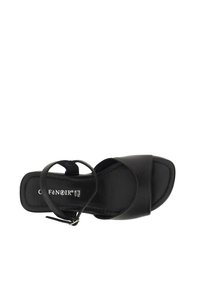 Sandal nera con tacco, realizzata in pelle liscia, con cinturino alla caviglia e punta leggermente arrotondata. Suola piatta con branding minimale sulla soletta.