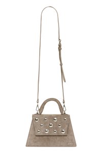 Bolso de mano de ante beige con un diseño estructurado, que cuenta con un asa superior, una correa de hombro ajustable y tachuelas plateadas prominentes en la parte frontal.