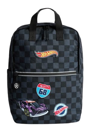 Sort og gråternet rygsæk med Hot Wheels-logoer, et lilla racerbilmærke, et "68"-mærke og en lynlåslomme foran med en hjulformet lynlåstrækker.