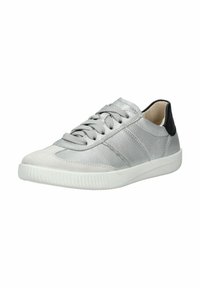 Sneaker in pelle argentata con finitura testurizzata, accento sul tallone nero, punta rotonda e suola in gomma bianca. Presenta lacci e dettagli sul pannello laterale.