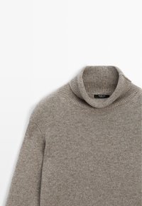 Maglione a collo alto ribbed marrone chiaro con maniche lunghe, texture a maglia e etichetta "Massimo Dutti" all'interno del colletto.