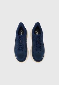 Αθλητικά παπούτσια από ναυτικό δίχτυ, με στρογγυλή μύτη, σχεδιασμό με κορδόνια και κρέμ σόλες. Διαθέτουν διακριτική σήμανση και ενισχυμένες πλευρικές λεπτομέρειες.