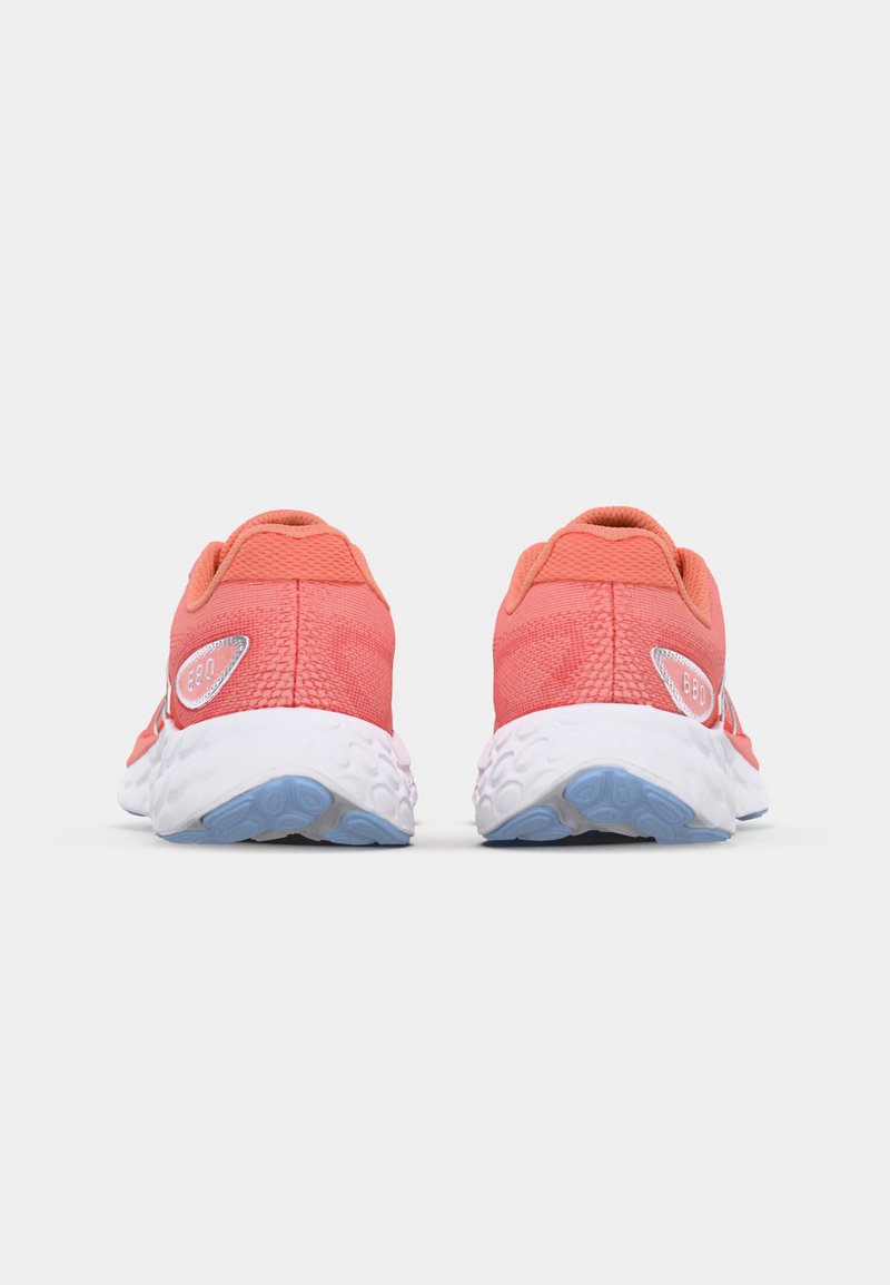 Zapatillas deportivas de malla color coral con superficie texturizada, cuello acolchado, entresuela blanca y suela azul; cuenta con detalles reflectantes y logotipo.