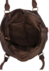 Ruda odinė petinė kuprinė su minkšta tekstūra, vidiniu užtrauktuku kišenėje ir dviem atviromis kišenėmis. Puošia žalvariniai aksesuarai ir reguliuojamos petnešos.