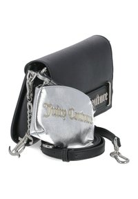 Borsa a tracolla nera con finitura texture, dotata di una pochette metallica argento. Logo del marchio in oro sia sulla borsa che sulla pochette, con dettagli in catena e tracolla.