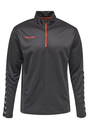 Kwart-rits pullover in donkergrijze stof met een gestructureerd oppervlak; heeft een oranje rits en logo en een zwart/wit chevronpatroon op de mouwen.