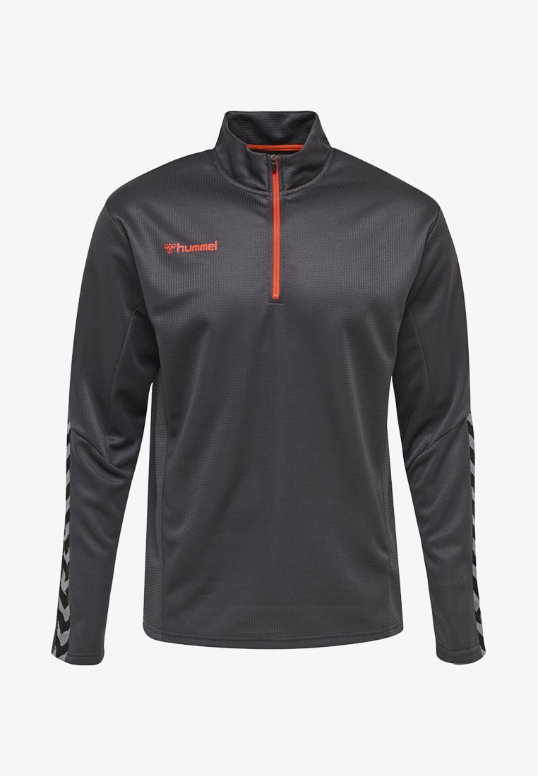 Pullover con zip a un quarto in tessuto grigio scuro con superficie testurizzata; presenta una zip arancione e un logo, oltre a un motivo a chevron nero e bianco sulle maniche.