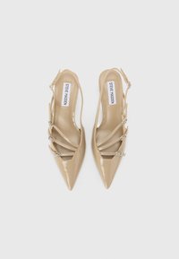 Décolleté in vernice beige con punta affusolata, caratterizzate da sottili cinturini sulla parte anteriore e un accento con fibbia alla caviglia.