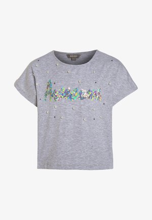 Grå kortærmet skjorte med spredte perle- og sorte perle detaljer samt flerfarvet palietter med ordet "Awesome" tværs over brystet.