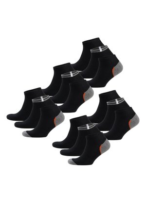Dwanaście par czarnych skarpetek do kostek, niektóre z szarymi piętami i palcami, inne z szaro-białymi paskami na ściągaczach, ułożone w rzędach na białym tle.