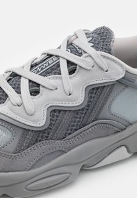 adidas Originals OZWEEGO - Tenisky - grey two/grey four/grey three