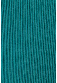 Miękka tkanina w kolorze turkusowym z wypustkami w pionowe linie. Delikatna tekstura i jednolity wzór, zaprojektowana z myślą o elastyczności i komforcie. Odpowiednia do odzieży lub tapicerki.