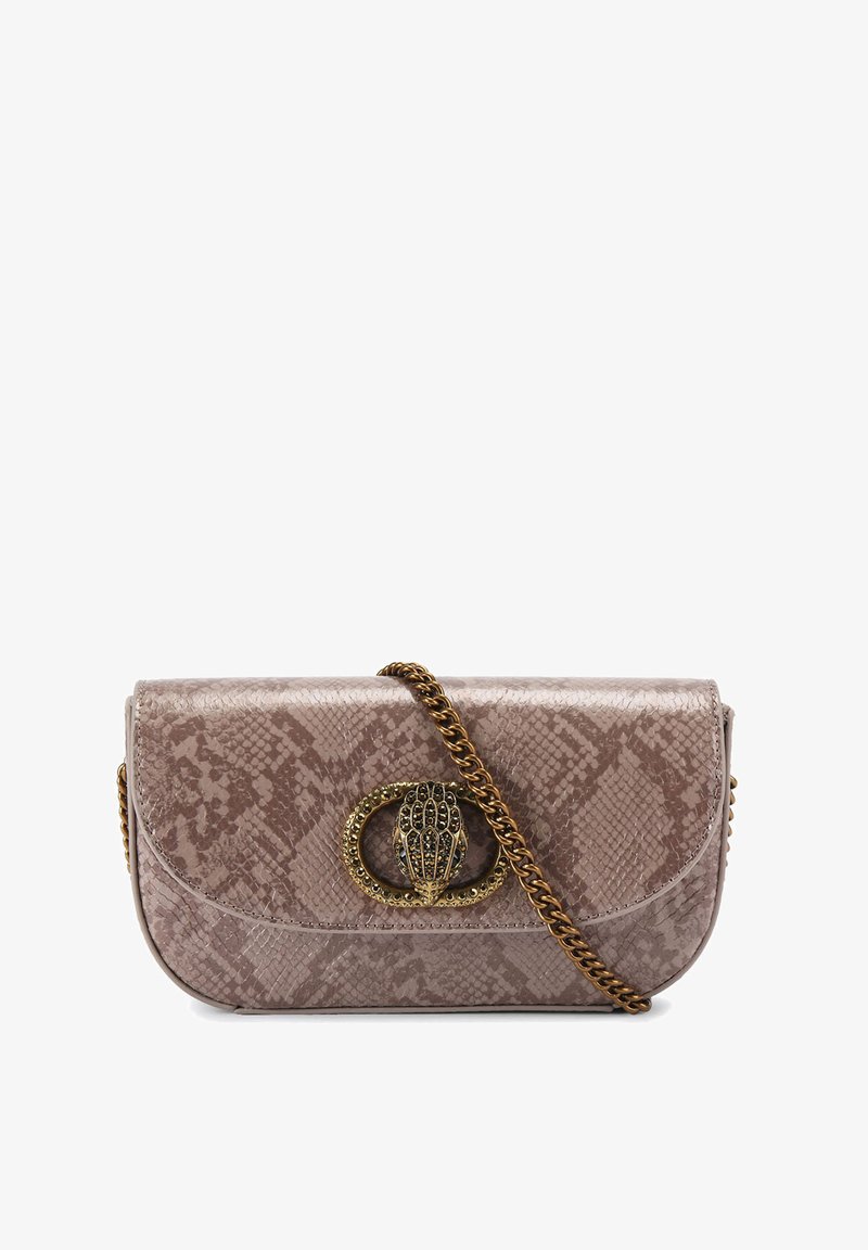 Borsa a braccio con stampa serpente in morbido taupe con una tracolla in metallo dorato. Presenta una chiusura decorativa dorata con dettagli intricati.