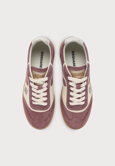 Paire de baskets en suède violet et beige avec lacets blancs, semelles en caoutchouc et logo DSQUARED2 à l’intérieur et sur la languette, vues de dessus.